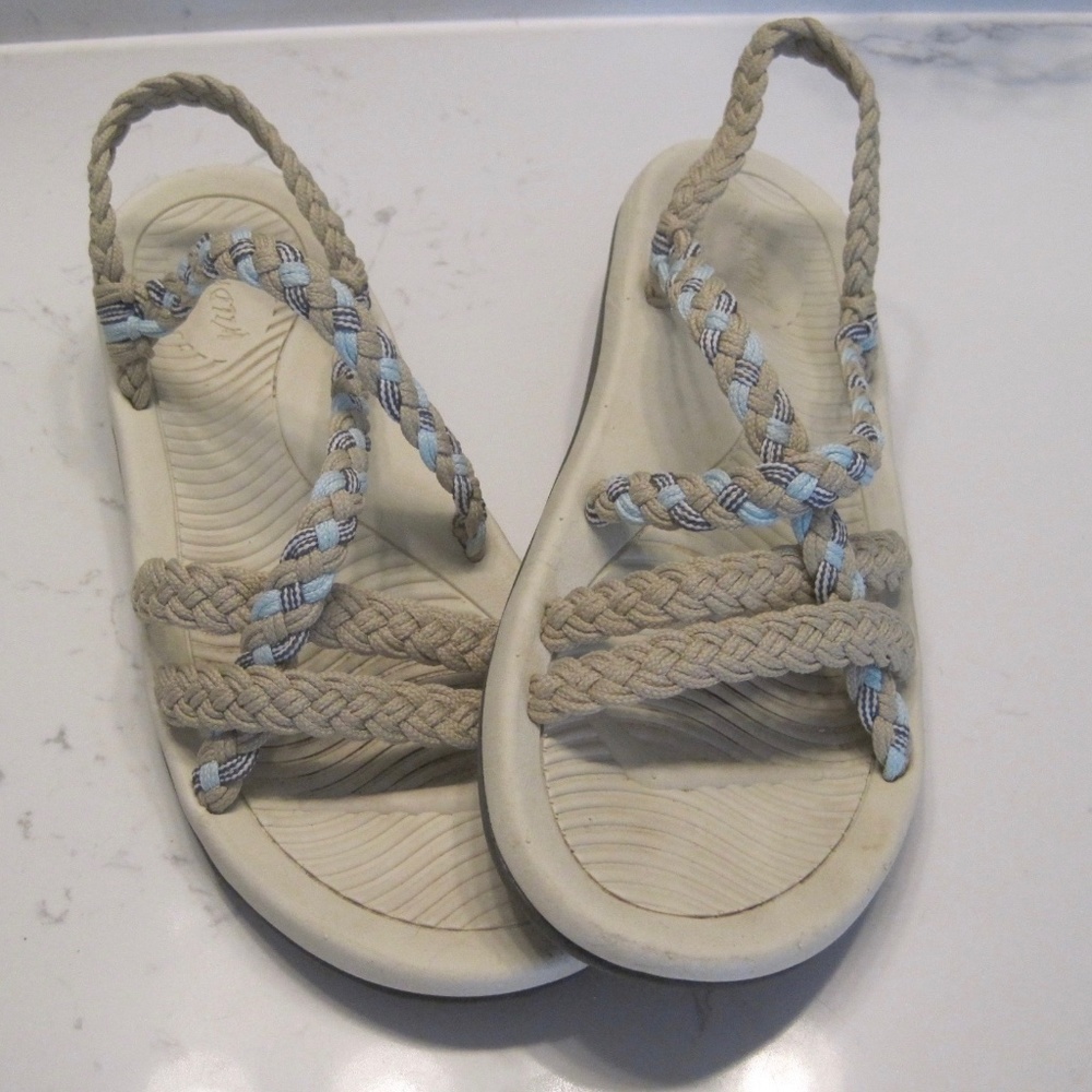 Wild Vibe Size 9 tan braided slip on sandals
